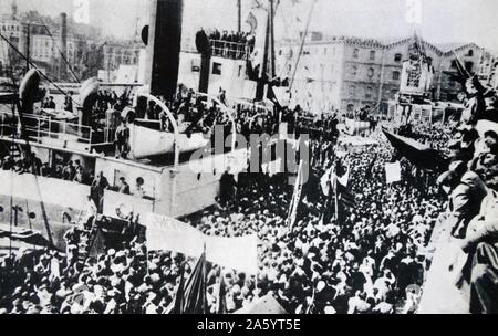 A Cartagena base navale, Spagna, repubblicani folla si riuniranno presso l arrivo di un sovietico nave cargo, portando le forniture durante la guerra civile spagnola Foto Stock