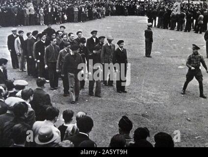 Il repubblicano i volontari sono dato un addestramento militare durante la Guerra Civile Spagnola Foto Stock