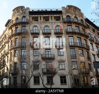 Facciata di appartamenti risalente ai primi anni del XX secolo, Barcellona, Spagna Foto Stock