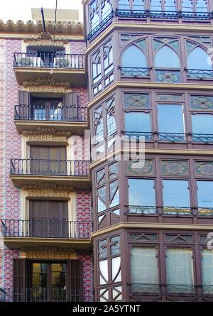 Facciata di appartamenti risalente ai primi anni del XX secolo, Barcellona, Spagna Foto Stock