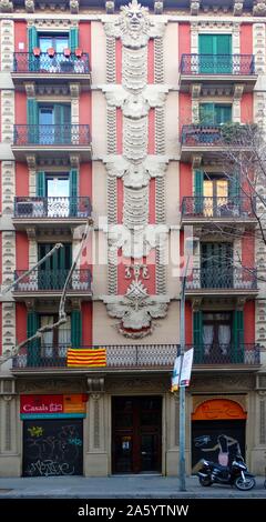 Facciata di appartamenti risalente ai primi anni del XX secolo, Barcellona, Spagna Foto Stock