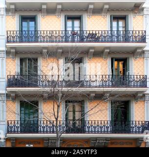 Facciata di appartamenti risalente ai primi anni del XX secolo, Barcellona, Spagna Foto Stock