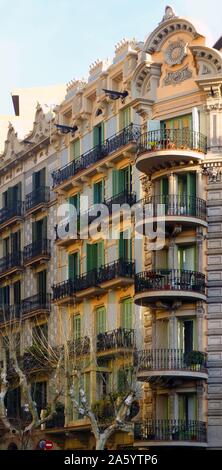 Facciata di appartamenti risalente ai primi anni del XX secolo, Barcellona, Spagna Foto Stock