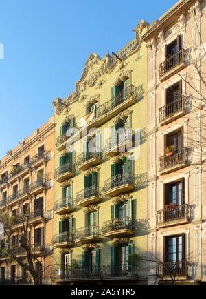 Facciata di appartamenti risalente ai primi anni del XX secolo, Barcellona, Spagna Foto Stock