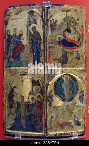 Icona con quattro feste ecclesiali, probabilmente dipinto di Tessalonica, 1310-1320; tempera, doratura, legno, gesso Grecia; il più importante centro artistico nell'impero bizantino dopo Costantinopoli. Esso raffigura quattro episodi della vita di Cristo che sono stati celebrati come importanti feste religiose. Nell'Annunciazione (in alto a sinistra), la Vergine è stato disturbato durante la filatura filato dall' arrivo improvviso dell'arcangelo Gabriele. Nella Natività (in alto a destra), la Vergine dorme accanto al presepe contenente il Cristo bambino. Cristo è battezzato (in basso a sinistra) nel fiume Giordano da Giovanni il Battista. Foto Stock