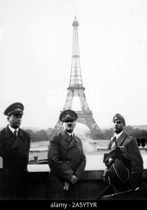 Il cancelliere tedesco Adolf Hitler, con l'architetto, Albert Speer e scultore Arno Breker (destra), arrivano a Parigi a seguito della invasione tedesca della Francia, 1940 Foto Stock