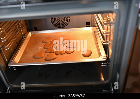 Biscotti al cioccolato la cottura in forno. Primo piano con dof poco profondo. Foto Stock