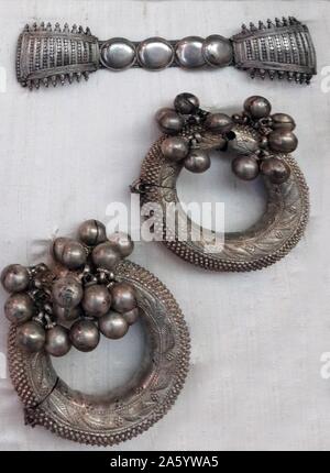 Xix secolo bracciale argento e coppia di cavigliere dall India. Datata 1840 Foto Stock