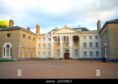 Il Palazzo di Blenheim a Woodstock, Oxfordshire, Inghilterra. residenza principale dei duchi di Marlborough. costruito tra il 1705 e di circa 1722. Il Blenheim Palace è stato designato come un Sito Patrimonio Mondiale dell'UNESCO nel 1987. Esso è stato originariamente destinato ad essere una ricompensa a John Churchill, primo Duca di Marlborough, da una nazione riconoscente per il duca di trionfi militari contro i francesi e bavaresi durante la Guerra di Successione Spagnola, culminante nel 1704 Battaglia di Blenheim. Foto Stock