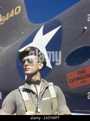 Fotografia di esercito di test pilota di F. W. Hunter in posa di fronte ad un A-20 Havoc aeromobile presso la Douglas Aircraft Company pianta a Long Beach, California. Datata 1942 Foto Stock