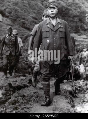 Fotografia del generale Tomoyuki Yamashita surrending (1885-1946). Un imperiale esercito giapponese generale durante la Seconda Guerra Mondiale. Egli è stato giustiziato per impiccagione dopo essere stato trovato colpevole di crimini di guerra da una prova a Manila. Datata 1946 Foto Stock