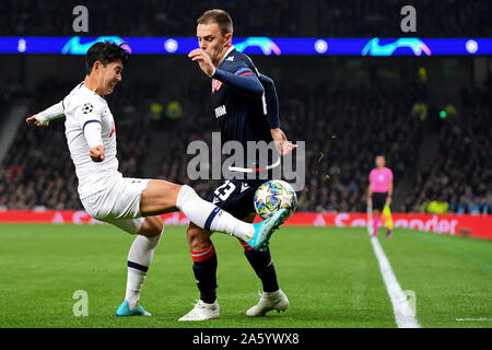 Figlio Heung-Min del Tottenham Hotspur affronta Milano Rodic della Stella Rossa Belgrado - Tottenham Hotspur v Red Star Belgrado, la UEFA Champions League - Gruppo B, Tottenham Hotspur Stadium, London, Regno Unito - 22 Ottobre 2019 Foto Stock