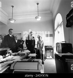 Fotografia del Presidente John F. Kennedy e la First Lady Jacqueline Kennedy la visione di volo di Astronaut Alan Shepard sulla televisione. Datata 1961 Foto Stock