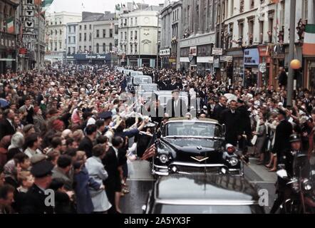 Il presidente americano John Kennedy; viaggio in Europa: per il giro della Papamobile a Dublino, Irlanda 1963 Foto Stock