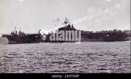 Giapponese pilota kamikaze si scontra con la USS Essex 1944. USS Essex (CV/CVA/CVS-9) era una portaerei, la nave di piombo del 24-nave classe Essex costruito per la marina degli Stati Uniti durante la Seconda Guerra Mondiale. Lei era la quarta us navy ship a recare il nome. Commissionato nel dicembre 1942, Essex ha partecipato a diverse campagne nel teatro del Pacifico della operazioni, guadagnare l'unità presidenziale di citazione e 13 battaglia stelle. Foto Stock