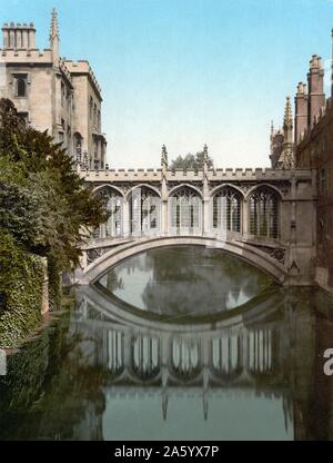 Ponte dei Sospiri, Cambridge, Inghilterra 1890. Il Ponte dei Sospiri di Cambridge è un ponte coperto a St John's College di Cambridge University. È stato costruito nel 1831 e attraversa il fiume Cam tra il collegio di terza corte e il nuovo Tribunale. L architetto Henry Hutchinson. Foto Stock