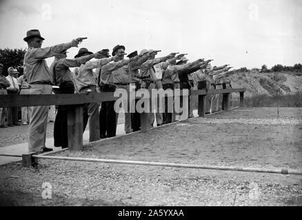 Fotografia di governo T uomini provare la loro ripresa. Datata 1935 Foto Stock