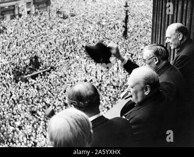 Fotografia di Sir Winston Churchill (1874-1965) statista britannico che è stato il primo ministro del Regno Unito, guardando fuori su folle per celebrare la fine della Seconda Guerra Mondiale a Londra. Datata 1945 Foto Stock