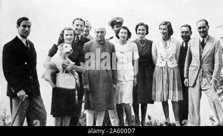 Pandit Nehru Primo ministro dell'India con viceré Lord Mountbatten, Lady Mountbatten e membri della famiglia 1948 Foto Stock