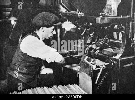 Macchina maschio operatore in una fabbrica a matita circa 1925 Foto Stock