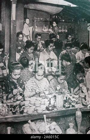 Porcellana giapponese decorazione presso una fabbrica di Kyoto a buon mercato per esportare in ceramica 1900 Foto Stock