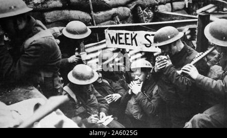 I soldati britannici in una trincea rifugio a Londra, nella seconda guerra mondiale 1941 Foto Stock