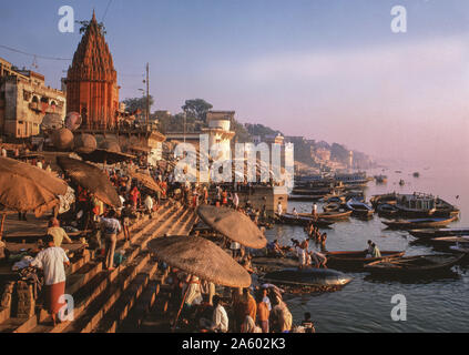 Varanasi, India; Dasaswamedh ghat di balneazione Foto Stock