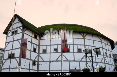 Vista del Teatro Globe, associato a William Shakespeare. Costruito nel XVI secolo da Shakespeare la riproduzione company, il Signore il ciambellano di uomini. Londra. Datata 2015 Foto Stock