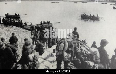 Stampa fotografica di truppe tedesche attraversando la Dvina. Datata 1917 Foto Stock