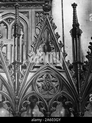 Stampa fotografica che mostra il dettaglio di una delle tettoie in gli stalli del coro della cattedrale di Winchester, una chiesa di Inghilterra nella cattedrale di Winchester. Foto Stock