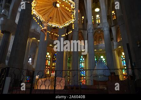 Vista del crocifisso sospeso e altare di vetro entro la Basílica i Temple Expiatori de la Sagrada Família, una chiesa cattolica romana a Barcellona, progettato dall architetto spagnolo Antoni Gaudí (1852-1926). Recante la data del XXI secolo Foto Stock