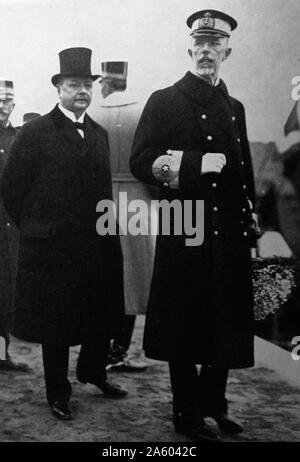 Fotografia di Re Gustavo V di Svezia (1858-1950) con il Primo ministro svedese Arvid Lindman (1862-1936). In data xx secolo Foto Stock