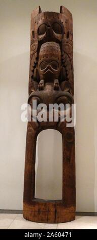 Casa polo frontale da un Haida House di Tanu, British Columbia, Costa nord-occidentale dell'America. La casa sono stati utilizzati come cerimoniale di spazi in cui la celebrazione di eventi del ciclo di vita. Datata del XIX secolo Foto Stock