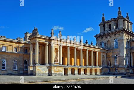 Dettaglio dall'esterno del Palazzo di Blenheim, nella contea di Oxford, Inghilterra. Il Palazzo di Blenheim e fu la principale residenza dei duchi di Marlborough. costruito tra il 1705 e di circa 1722. Il Blenheim Palace è stato designato come un Sito Patrimonio Mondiale dell'UNESCO nel 1987 Foto Stock