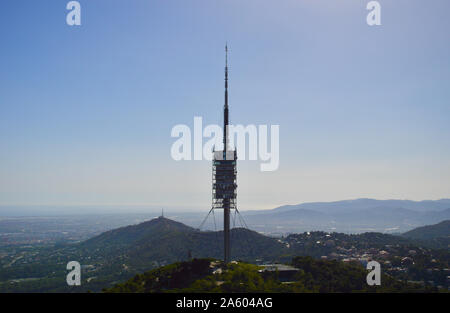 La Torre de Collserola telecommunications tower vista dal Tibidabo di Barcellona, Spagna Foto Stock