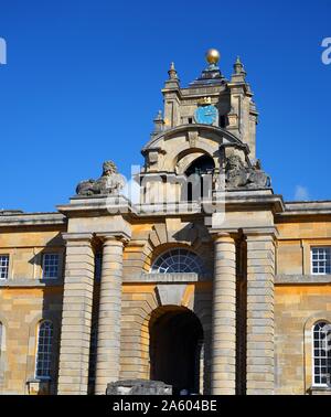 Dettaglio dall'esterno del Palazzo di Blenheim, nella contea di Oxford, Inghilterra. Il Palazzo di Blenheim e fu la principale residenza dei duchi di Marlborough. costruito tra il 1705 e di circa 1722. Il Blenheim Palace è stato designato come un Sito Patrimonio Mondiale dell'UNESCO nel 1987 Foto Stock