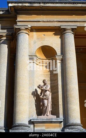 Dettaglio dall'esterno del Palazzo di Blenheim, nella contea di Oxford, Inghilterra. Il Palazzo di Blenheim e fu la principale residenza dei duchi di Marlborough. costruito tra il 1705 e di circa 1722. Il Blenheim Palace è stato designato come un Sito Patrimonio Mondiale dell'UNESCO nel 1987 Foto Stock