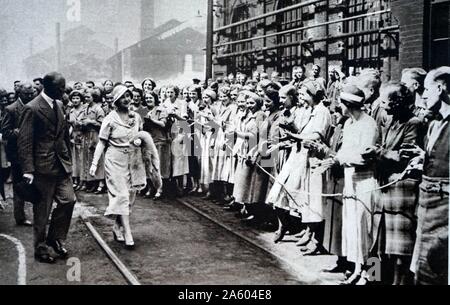 Fotografia della Signora Elisabetta (1900-2002) incontro con lavoratori siderurgici di Messers. Firth & Brown. In data xx secolo Foto Stock