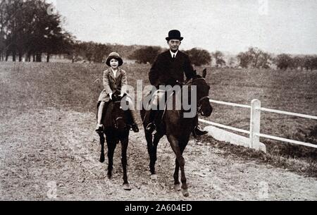 Fotografia della Principessa Elisabetta (1926-) durante una lezione di equitazione nel Parco di Windsor. In data xx secolo Foto Stock