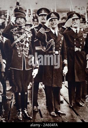 Fotografia di Prince Albert Frederick Arthur George (1895-1952) e il principe Henry, duca di Gloucester (1900-1974) in attesa del ritorno del loro fratello di Edward, Principe di Galles (1894-1972) datata del xx secolo Foto Stock