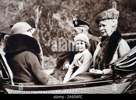 Fotografia della Principessa Elisabetta (1926-) con i suoi nonni, Queen Mary di Teck (1867-1953) e il re Giorgio V (1865-1936). Anche nella foto è sua madre Signora Elisabetta (1900-2002) . In data xx secolo Foto Stock