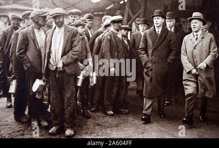 Fotografia di Prince Albert Frederick Arthur George (1895-1952) durante un tour del distretto di Bolton in Lancashire. In data xx secolo Foto Stock