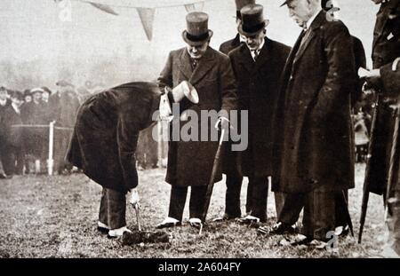 Fotografia di Prince Albert Frederick Arthur George (1895-1952) rompendo la massa per l'impero britannico mostra a Wembley. In data xx secolo Foto Stock