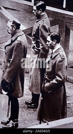 Fotografia di Re Giorgio V (1865-1936) con il Principe Albert Frederick Arthur George (1895-1952) e Edward, Principe di Galles (1894-1972) sul quarto il giorno dell'armistizio. In data xx secolo Foto Stock