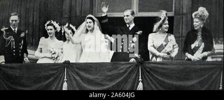 Fotografia della regina Elisabetta Regina madre (1900-2002) King George VI (1895-1952) con la Principessa Elisabetta (1926-), il Principe Filippo , Duca di Edimburgo (1921-) e la principessa Margaret, sul balcone di Buckingham Palace. In data xx secolo. Foto Stock