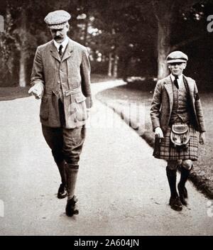 Fotografia di Prince Albert Frederick Arthur George (1865-1936) con il suo tutor presso il Castello di Balmoral, Scozia. In data xx secolo Foto Stock