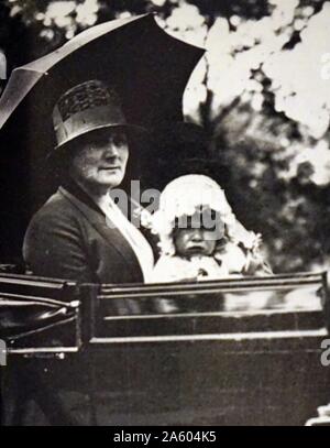 Fotografia della regina Elisabetta Regina madre (1900-2002) con il bambino la principessa Elisabetta (1926-) in sella a un carrello. In data xx secolo. Foto Stock