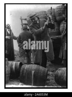 Mettere un calcio nel compassato vecchio Schuylkill qui passare un paio di barili di birra nel fiume Schuylkill. Pubblica sicurezza Direttore Smedley D. 'Duckboards' Butler distruggendo i barili di birra con un'ascia. Foto Stock