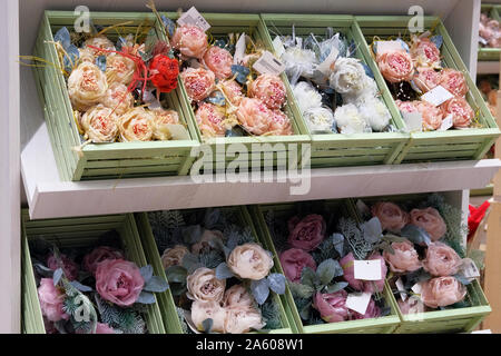 Fiori sono venduti sulla strada. Fiori artificiali per cimitero. Dettagli  del negozio di fiori. Fiori in plastica. Commercio in Russia Foto stock -  Alamy