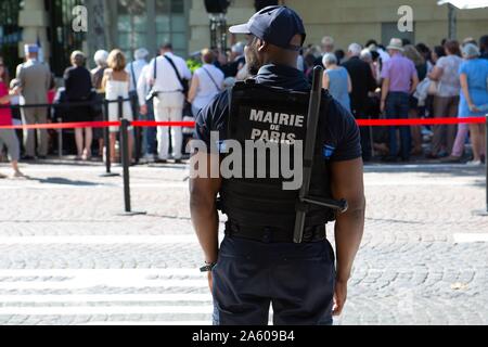 Francia, Parigi, guardia di sicurezza, la cerimonia di apertura del Musée de la Libération de Paris, avenue du Général Leclerc e Place Denfert Rochereau Foto Stock